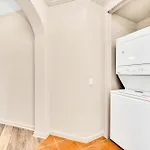 Bright & Modern 2Br Condo With Pool & Hot Tub, Near Disney!