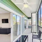 Bright & Modern 2Br Condo With Pool & Hot Tub, Near Disney!