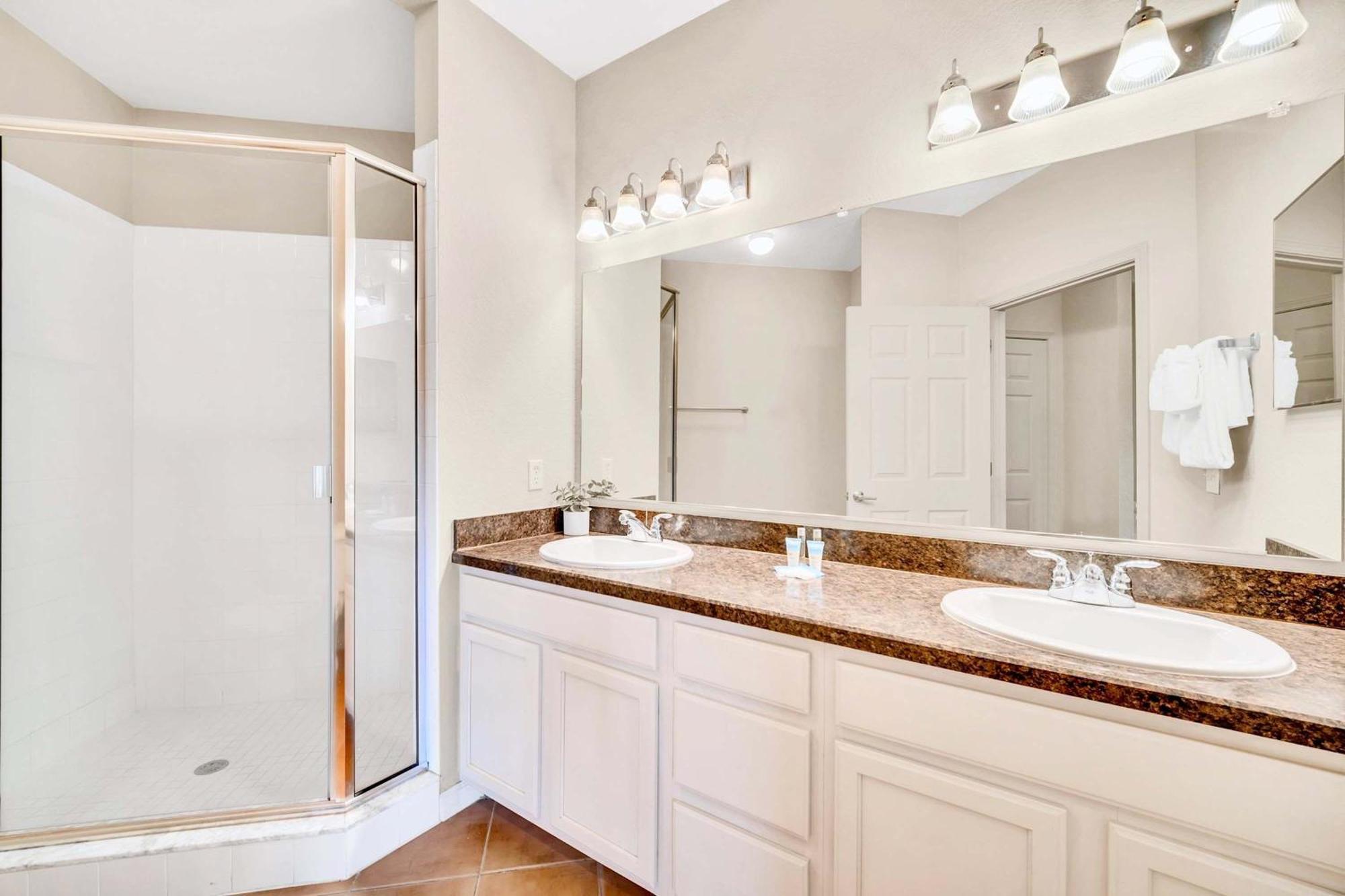 Holiday home Bright & Modern 2br With Pool & Hot Tub, Near Disney!