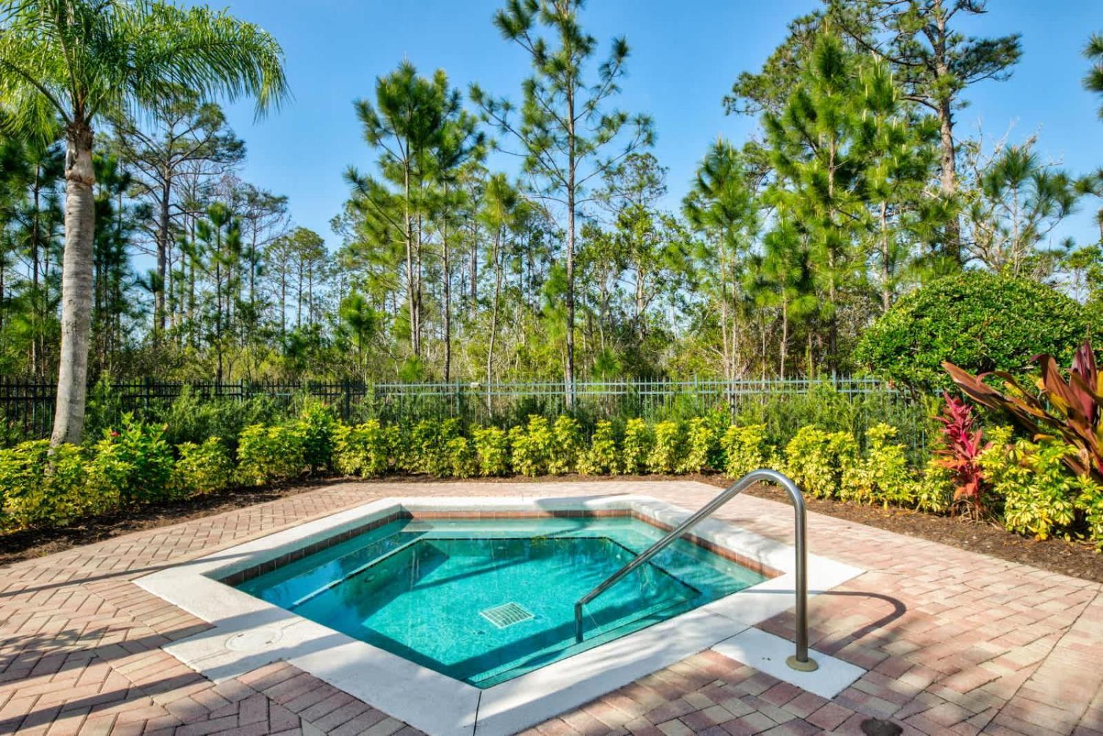 Bright & Modern 2br With Pool & Hot Tub, Near Disney! Holiday home *